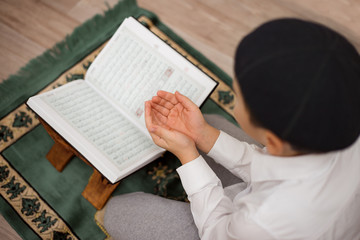 Naklejka premium little boy read the Quran