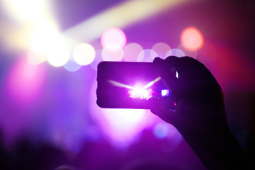 Filmen mit Smartphone bei einem Konzert