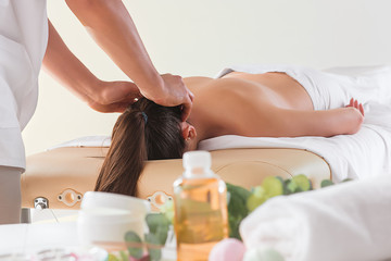 Obraz na płótnie Canvas The picture of beautiful woman in massage salon