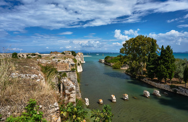 Obraz premium Moat and walls of the Venetian fortress of Agia Maura at the Greek island of Lefkada.