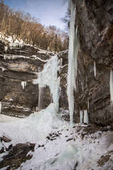 Les cascades du hérisson, dans le Jura, en hiver