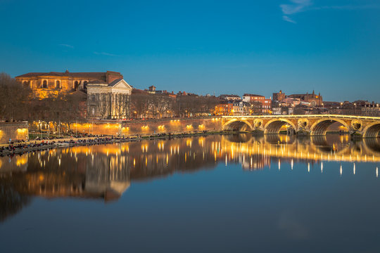 Le Pont Neuf de Toulouse, au dessus de la Garonne et les quais de la Daurade