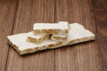 Turrón duro sobre fondo de madera
