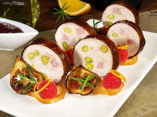 Klassisches Fingerfood auf einem Teller