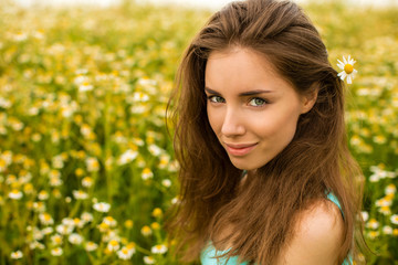 Naklejka premium Photo of pretty brunette woman in chamomile field