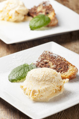 Mandarineneis und Marmorkuchen