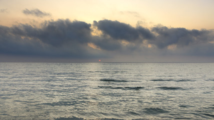 Obraz premium Cloudy sunrise at sea