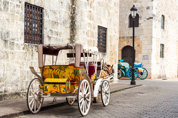 Retro carriage with a horse on a city street in Santo Domingo, Dominican Republic. Copy space for text. - obrazy, fototapety, plakaty