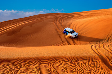 Sulle dune di sabbia in fuoristrada