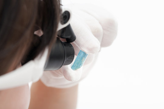 master in head-mounted lens checks aquamarine