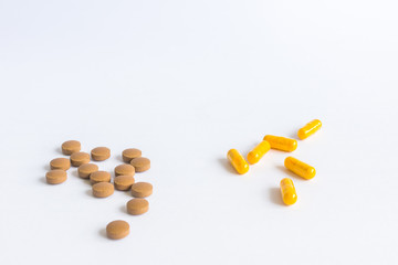 Capsulas de medicamentos em fundo branco