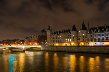 Fototapeta na wymiar The pont Saint- Michel in Paris