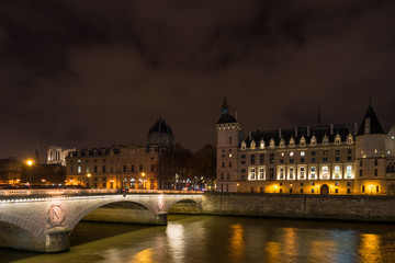 Fototapeta na wymiar The pont Saint- Michel in Paris