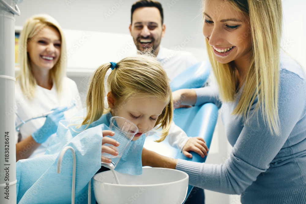 Wall mural Family in dental office