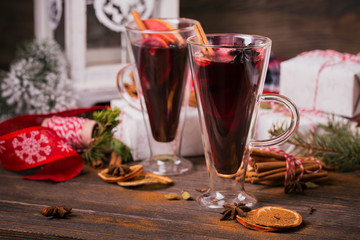 Obraz na płótnie Canvas Mulled wine with fruits, cinnamon sticks, anise and decorations