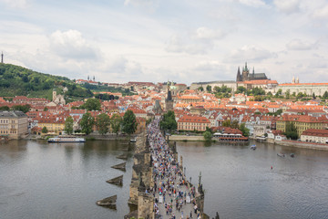 Fototapeta premium Most Karola i Zamek Praski widziane z Wieży Mostu Staromiejskiego
