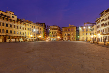 Fototapeta na wymiar Florence. Square of the Holy Cross at night.