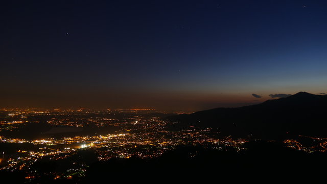 Panorama notturno della pianura illuminata