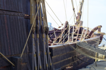altes historisches Holzschiff angelegt in Warnemünde im Hafen an der Ostsee in Deutschland