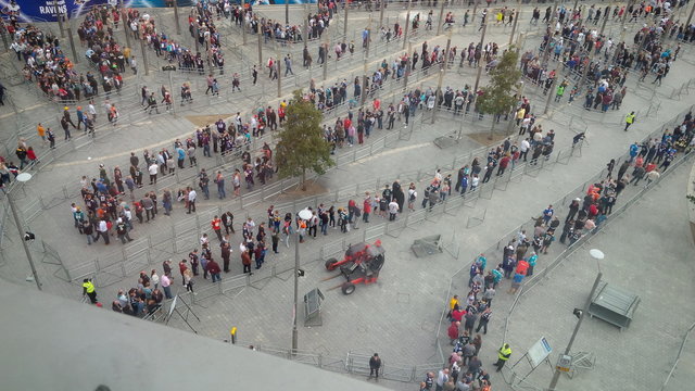 lunga fila di persone