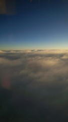 cielo e nuvole viaggiando in aereo