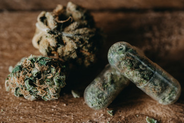 Cannabis Kapseln und Knospen 