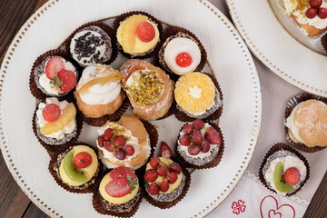 Assortment of sweet mignon with ricotta and cream