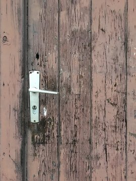 Sehr alte und verwitterte Holzt&uuml;r 