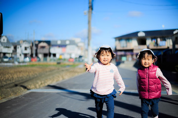 屋外で遊ぶかわいい子供