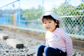 屋外で遊ぶかわいい子供