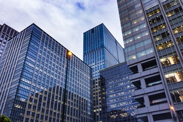 高層ビル群と切り取られた空