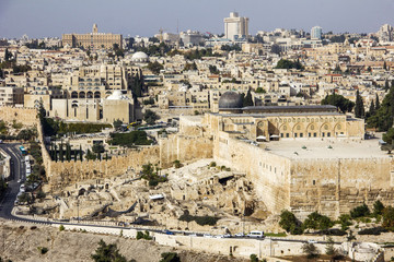 Fototapeta na wymiar View to Jerusalem Old City and Mount Temple, Dome of the Rock from the Mount of Olives in Jerusalem, Israel