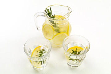 ハーブのデトックスウォーター　Herbs and lemon cold detox water