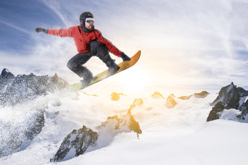 Snowboarder springt durch die Luft ins Sonnenlicht