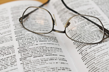 Wörterbuch mit Brille