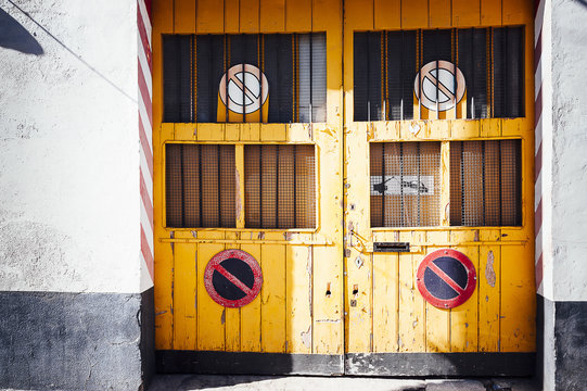 Porte de garage jaune