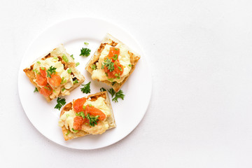 Scrambled eggs, tomato, green onion on bread