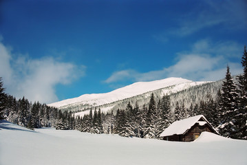 Obraz premium Summer house of shepherd, covered with snow