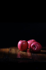 暗い背景の絵画的林檎の写真