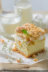 Rustic cheesecake with fresh peach and crumble