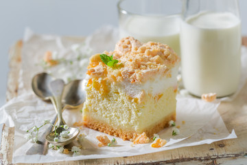 Rustic cheesecake made of peach and crumble