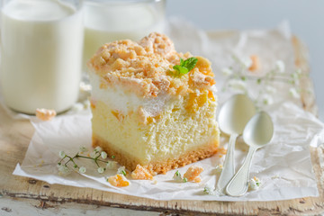 Delicious cheesecake with fresh peach and crumble