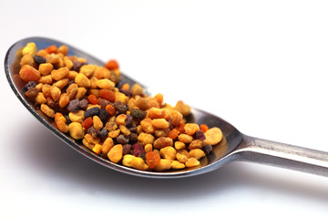 Blütenpollen Propolis auf einem Löffel