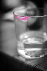 Marca de pintalabios en el vaso