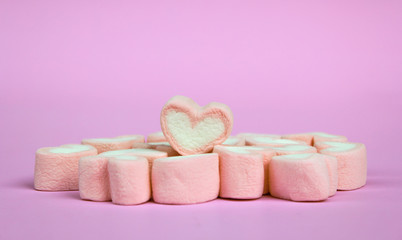 Obraz na płótnie Canvas marshmallow heart shape with love concept on pink background