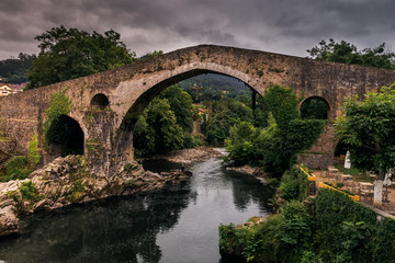Fototapeta na wymiar Antiguo puente romano en Cangas de Onis, Asturias, España