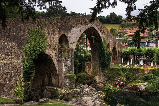 Antiguo puente romano en Cangas de Onis, Asturias, Espa&ntilde;a