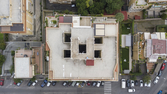 Vista aerea perpendicolare del tetto di un palazzo. Sopra di esso si trova un terrazzo calpestabile dove sono state installate le antenne e le parabole satellitari.