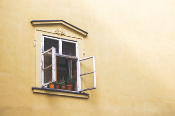 Stare historyczne okno na fasadzie kamienicy
