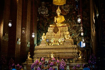 Fototapeta na wymiar The Buddha in the church pay homage.